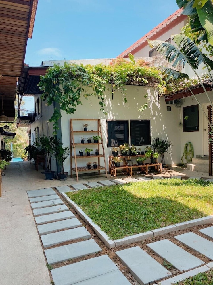 The Reef Hotel & Studios