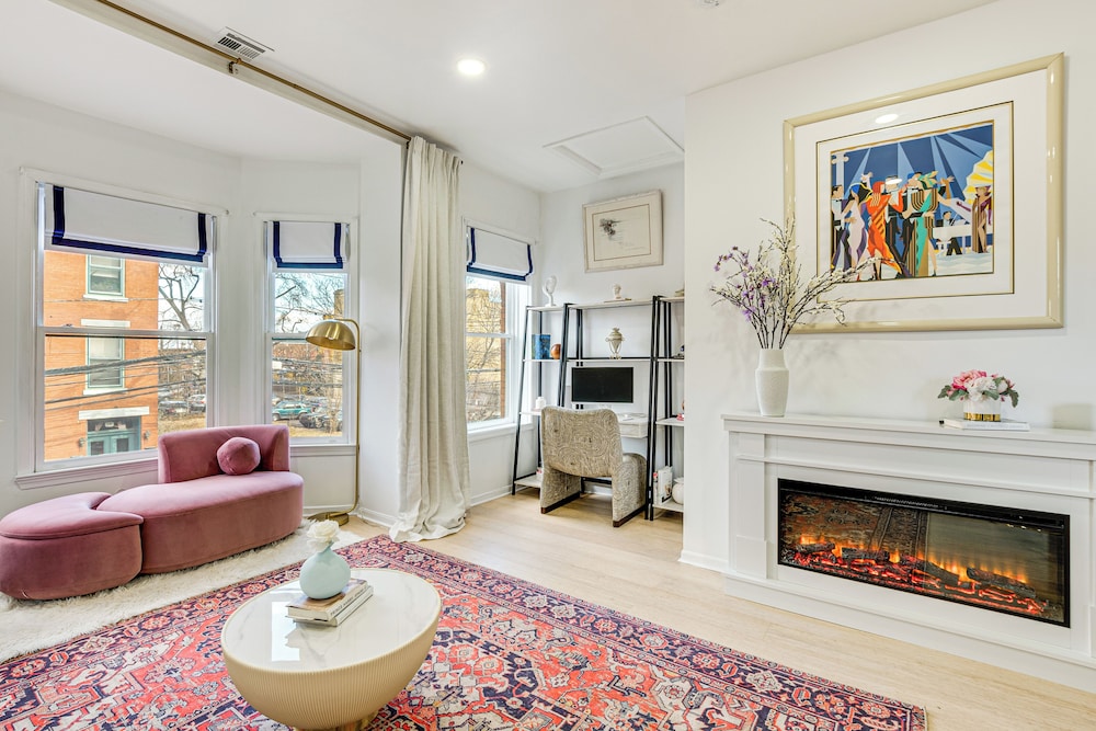 1 Mi to Prudential Center: Remote Work-ready Apt