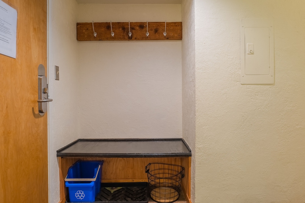 Comfortable Cozy Condo - Short Walk to American Eagle Lift - SH402 by RedAwning