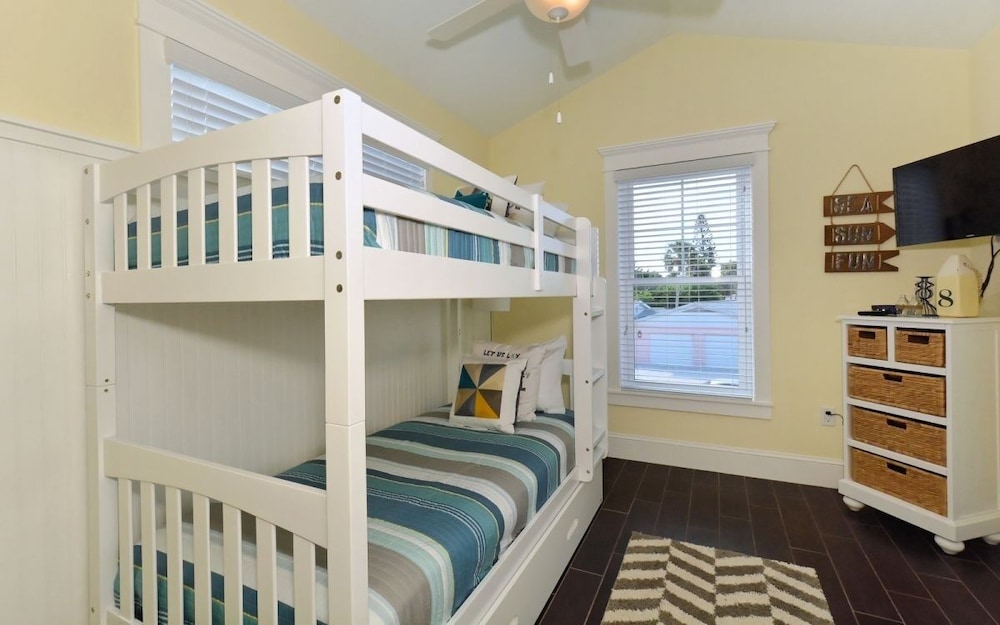 Seahorse Beach House managed by Beach Retreats view 5