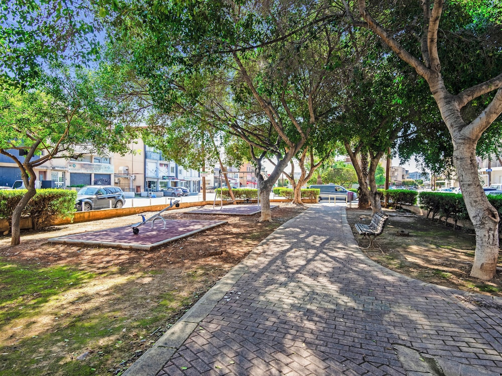 Sanders Cruise - Bright 2-bdr Apt With 2 Balconies