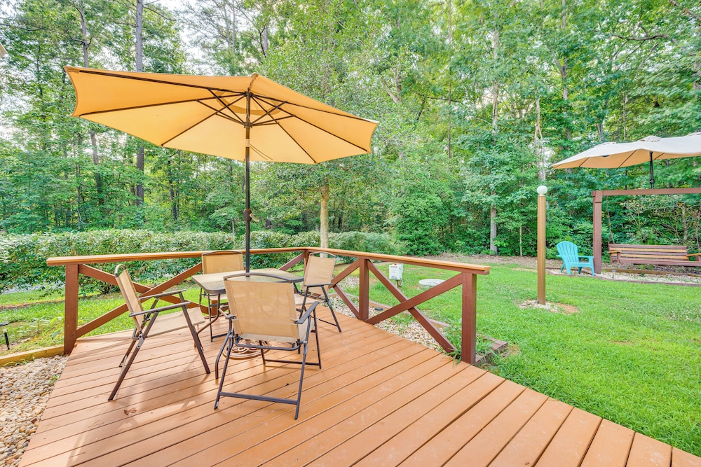 3 Mi to Badin Lake: Quiet New London Retreat