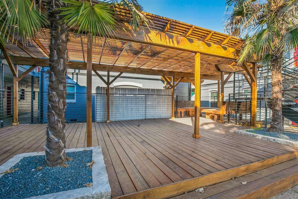 Modern 1BR Near UT Hyde Park Evonify - Image 1