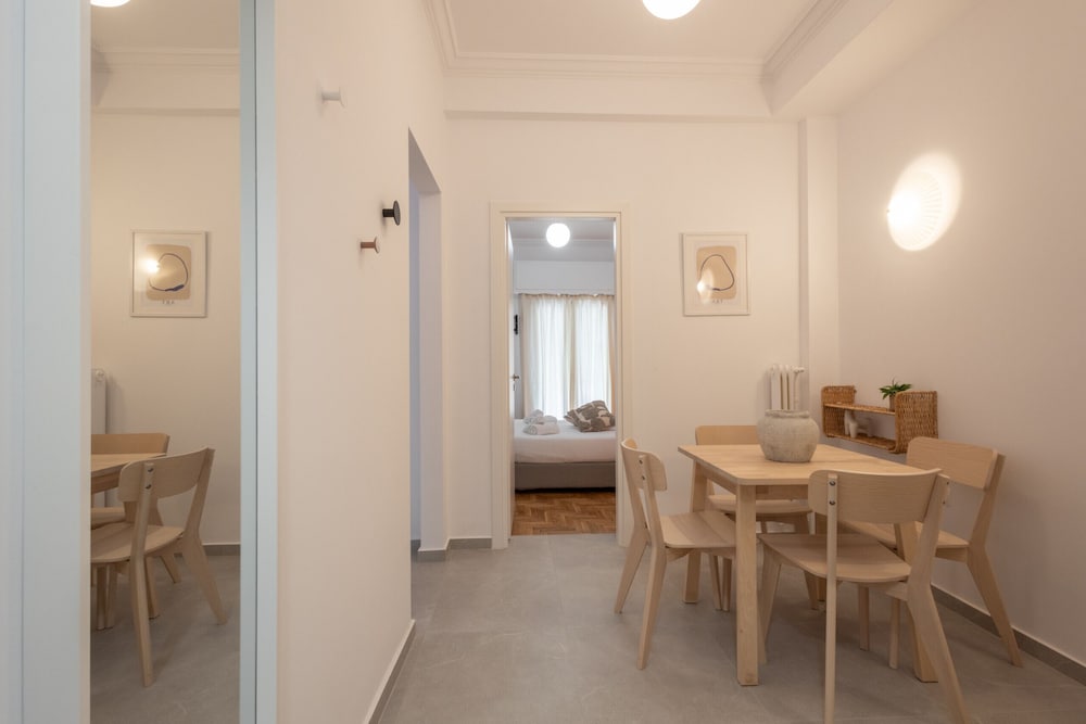 Fresh 2 Bdrm Apt in Koukaki