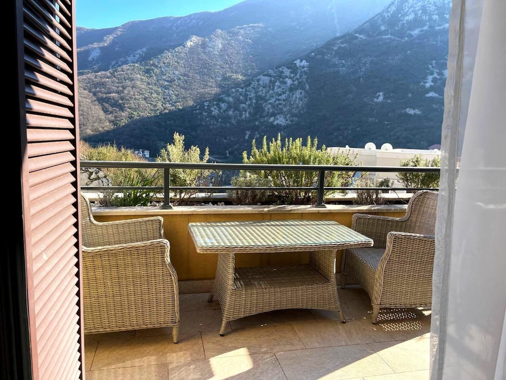 Impeccable 1-bed Apartment in Morinj view 2