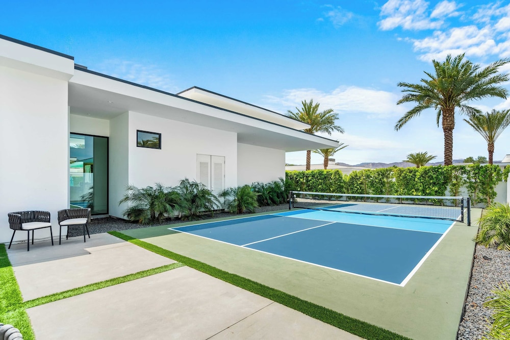 Sleeps 20 Pool, Hot Tub, & Pickleball Stay in Indio Bravo Villa #9