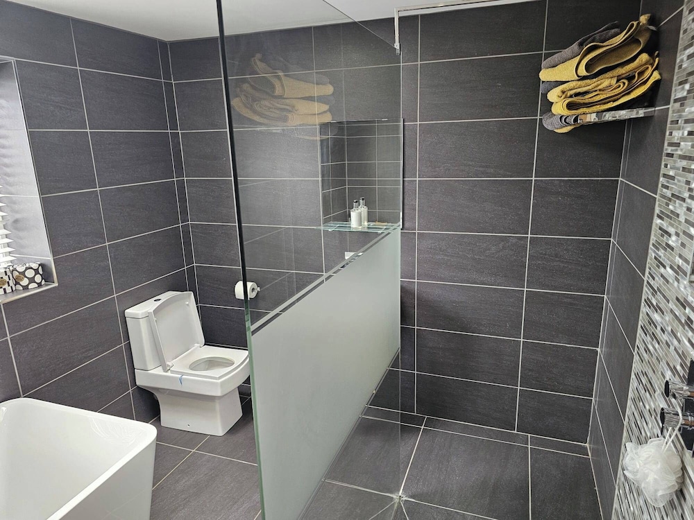 Modern, Large Open Plan 4 bed Property in Abergele