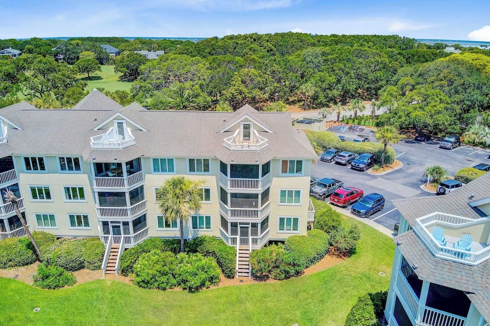 Oceanview Condo + Pool, Balcony & Beach Access 304 D Port O Call by Avantstay