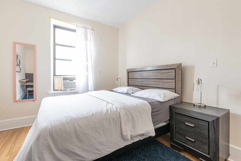 5 Bedroom 2 Bath Full Floor Midtown