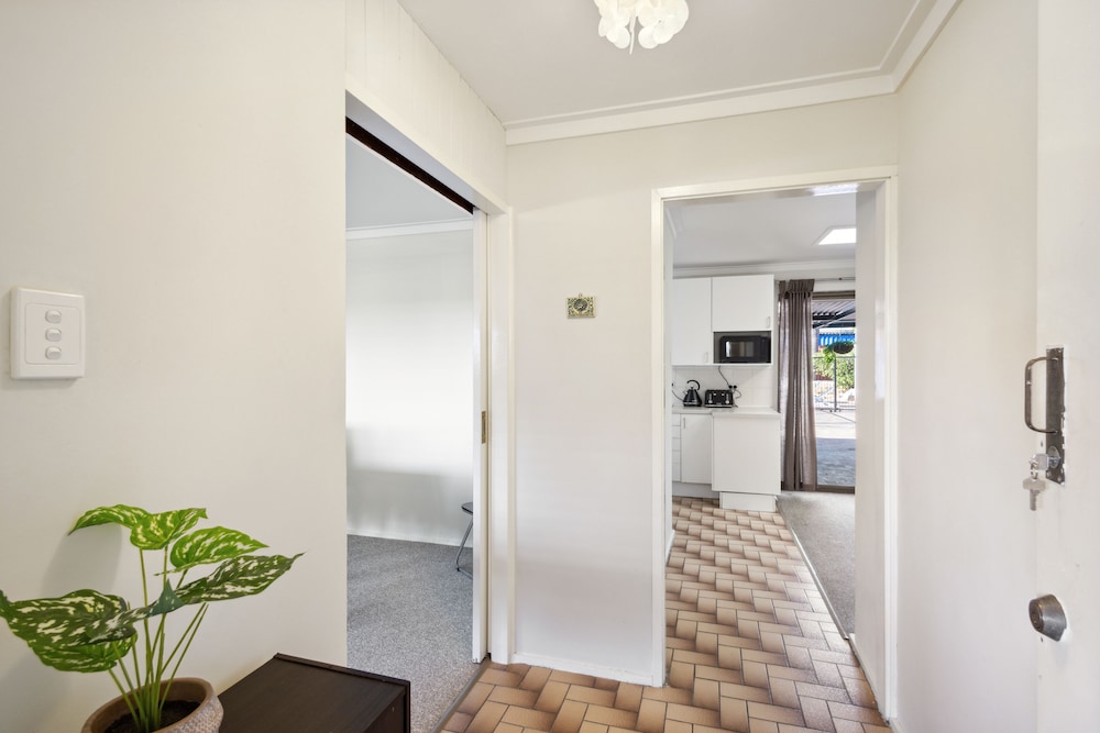 4BR Pool House Close to Shops