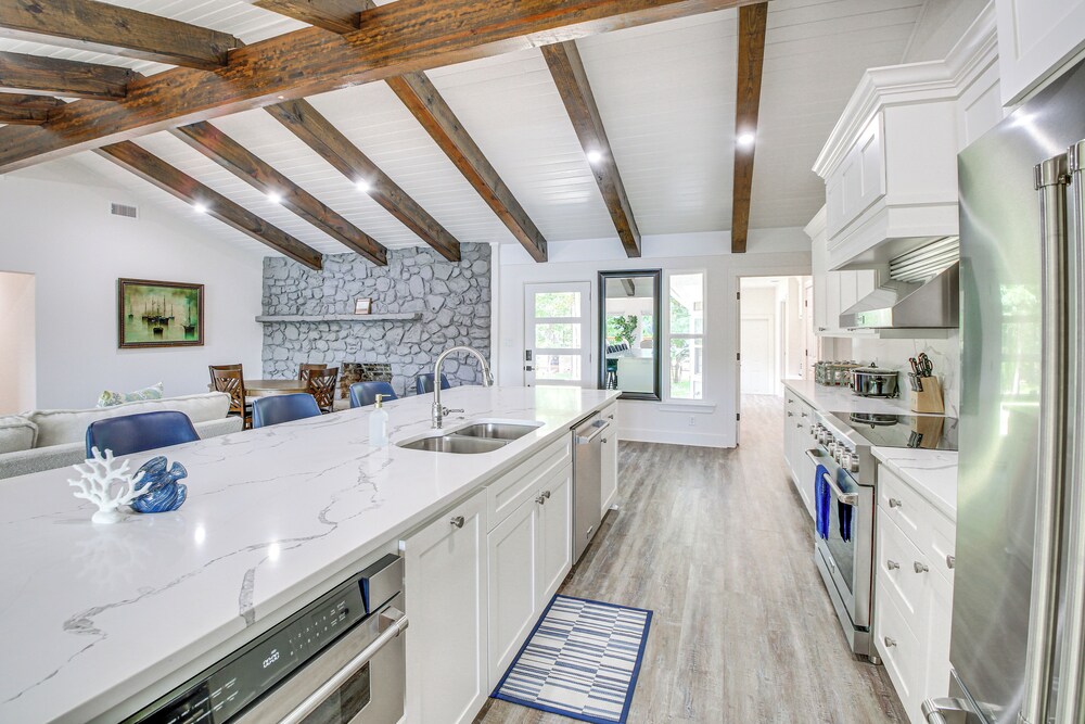 Lake Hamilton Views: Hot Springs Family Home!