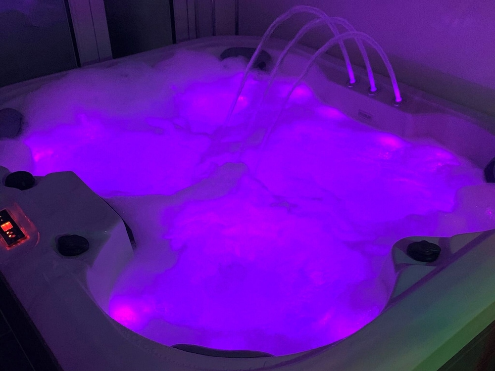 Charming Retreat With Hot Tub & Sauna Sleeps 4