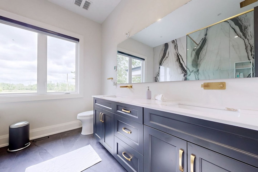 Lucky Mansion Luxury Villa in Fort Erie