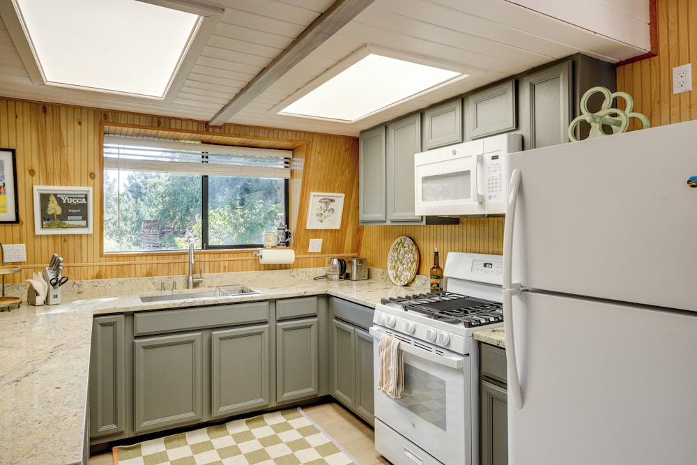 Walk to Village: Cozy Cabin in Pine Mountain Club!