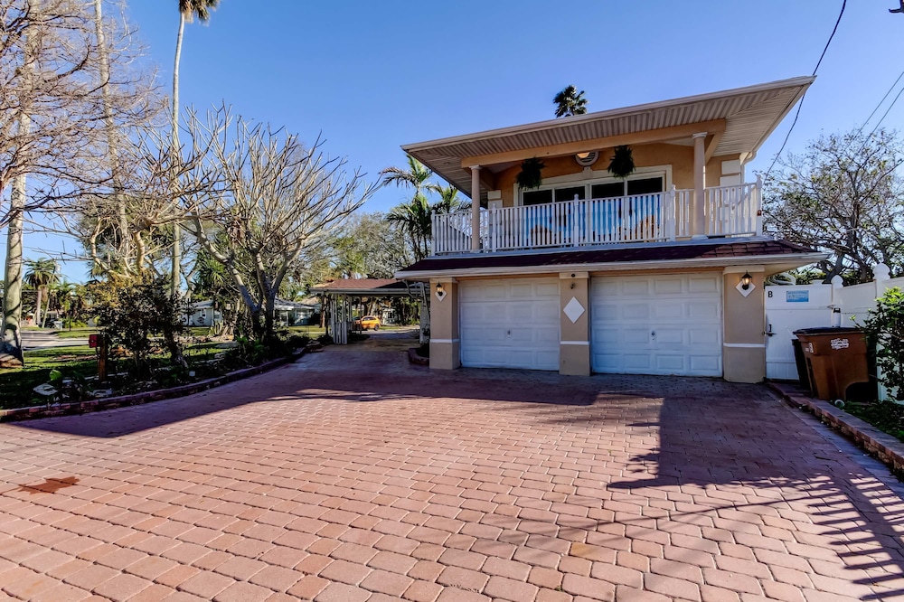 Simple Rooftop Gem 2 Blocks 2 Beach Pets Allowed