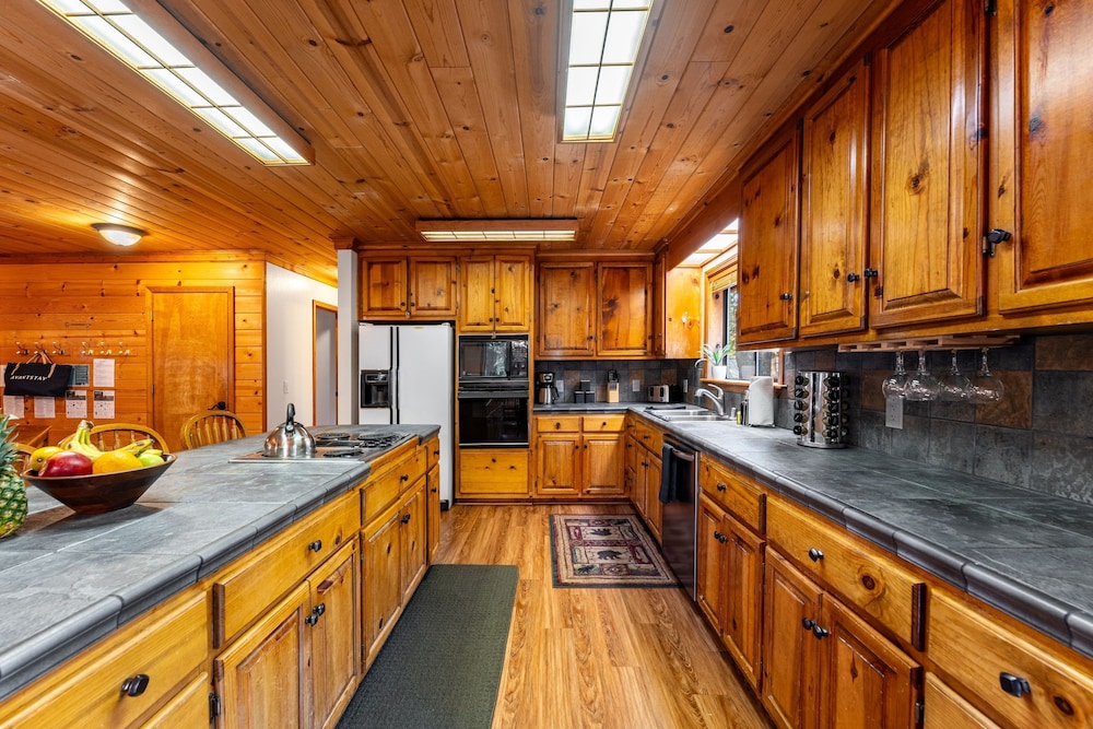 Whiskey Springs by Avantstay Classic Cabin Near Tahoe Donner Ski Area