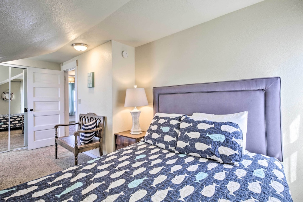 Beachfront Newport Cottage With Private Hot Tub! view 5