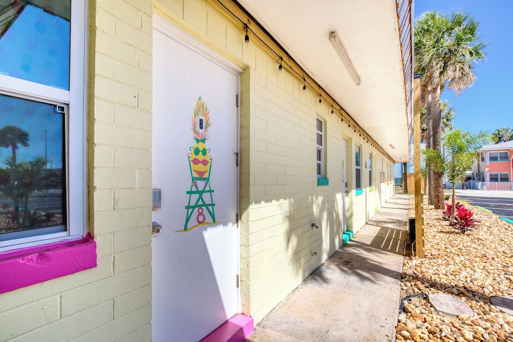 Pineapple Shores Retro Inn