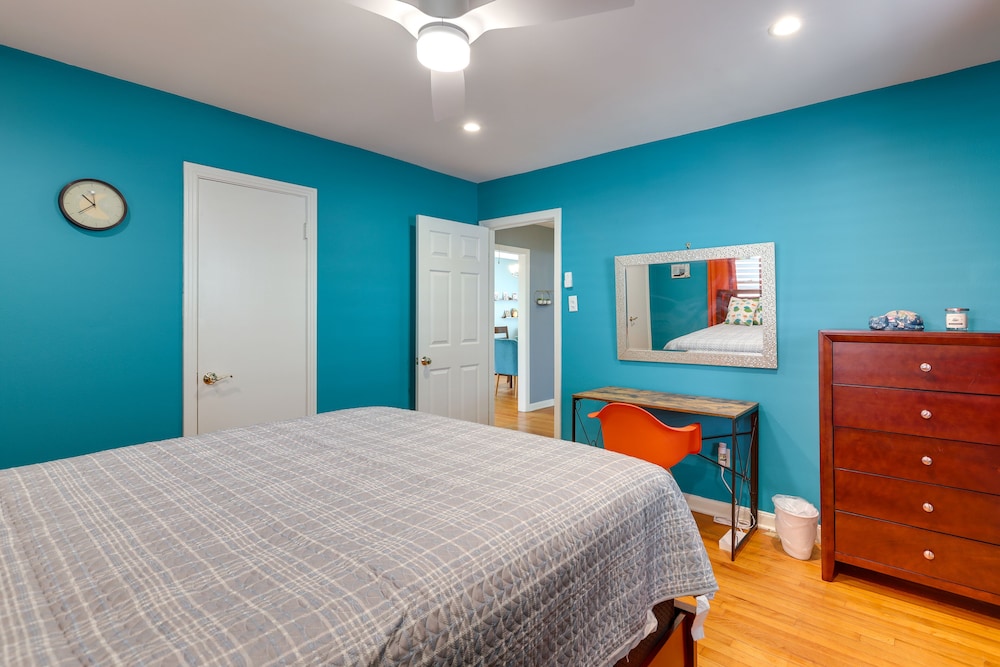 Near Beach & Attractions: Home in Galveston!