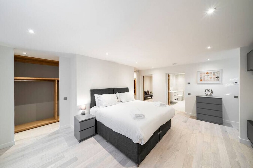 West Queen Street Apt - The Luxe Life