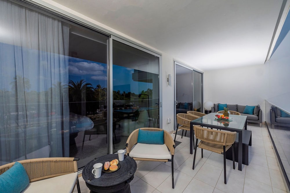 Beachfront Luxury NEW 3br2 5BA Condo Eagle Beach