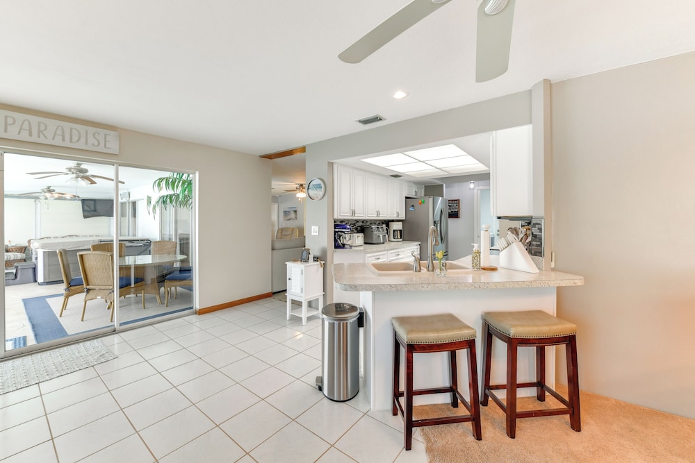 Fish, Swim & Relax: Canal-front Port Charlotte Gem