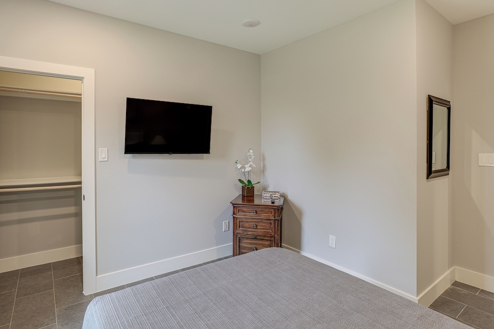 Pets Welcome: Home w/ Deck & Patio in Hockley!