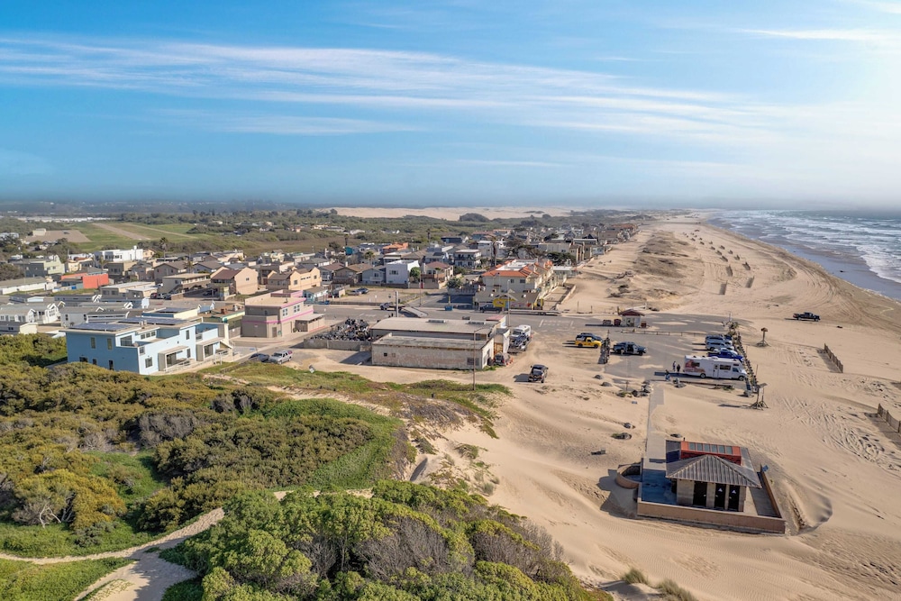 Beachfront 2BR w/ Deck, Views & Direct Sand Access Strand Way A