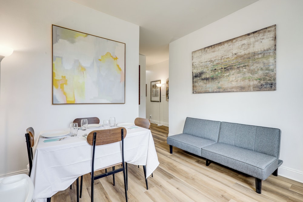 Steps to Food & Shops: Cozy Condo in Jacksonville!