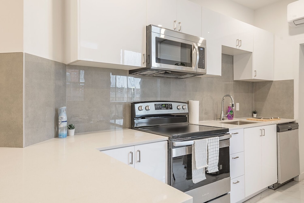 Beautiful Private Bedroom in Mile-End - Image 4