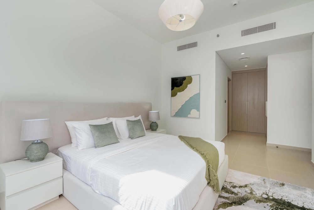 2BR High Floor Act I Act II T1