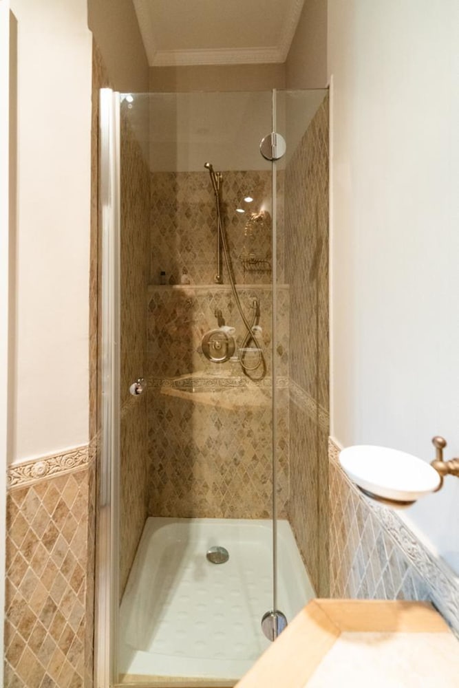 Charming 2 Bedroom apt in Central Cannes Walking Distance to Beaches Croisette and the Palais - 678