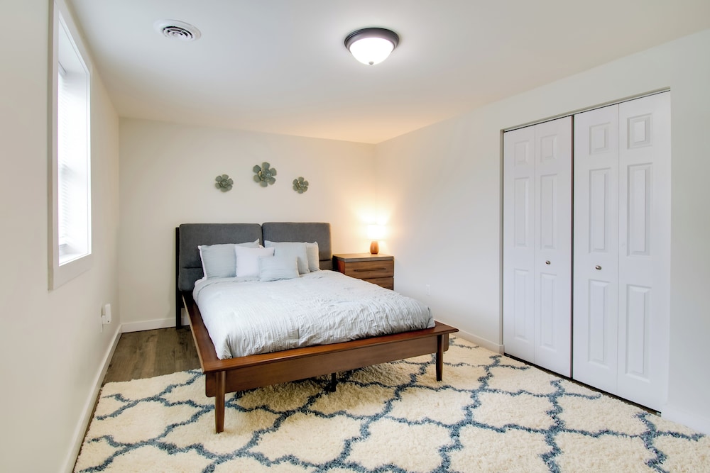 < 1 Mi to Lake Ontario: Oswego Group Retreat