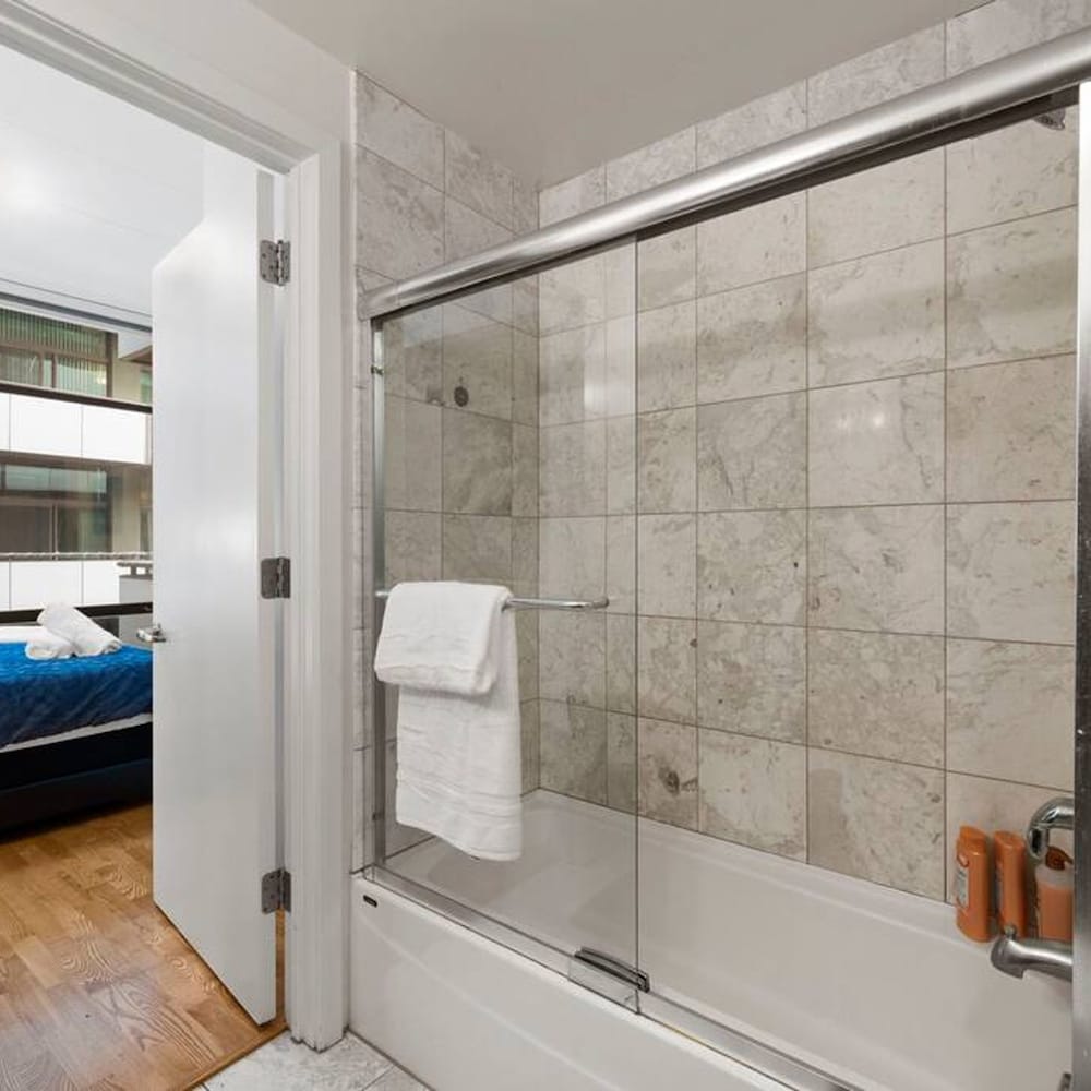 Sleek 2 Bed 2 Bath Condo in Trendy Fulton Market