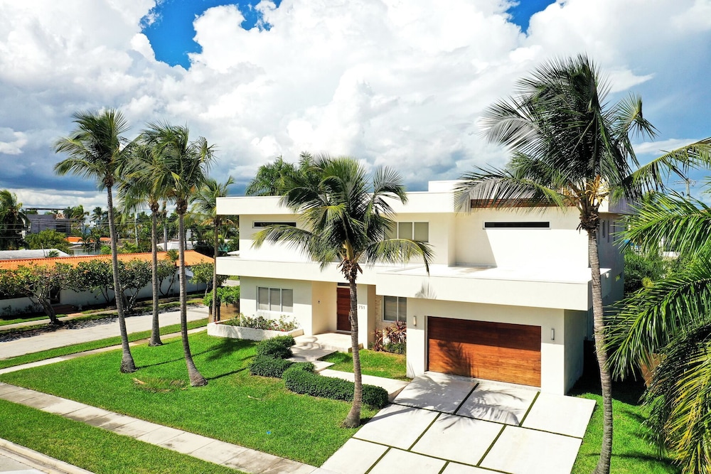 Luxurious Beach Retreat w/ Heated Pool&basketball