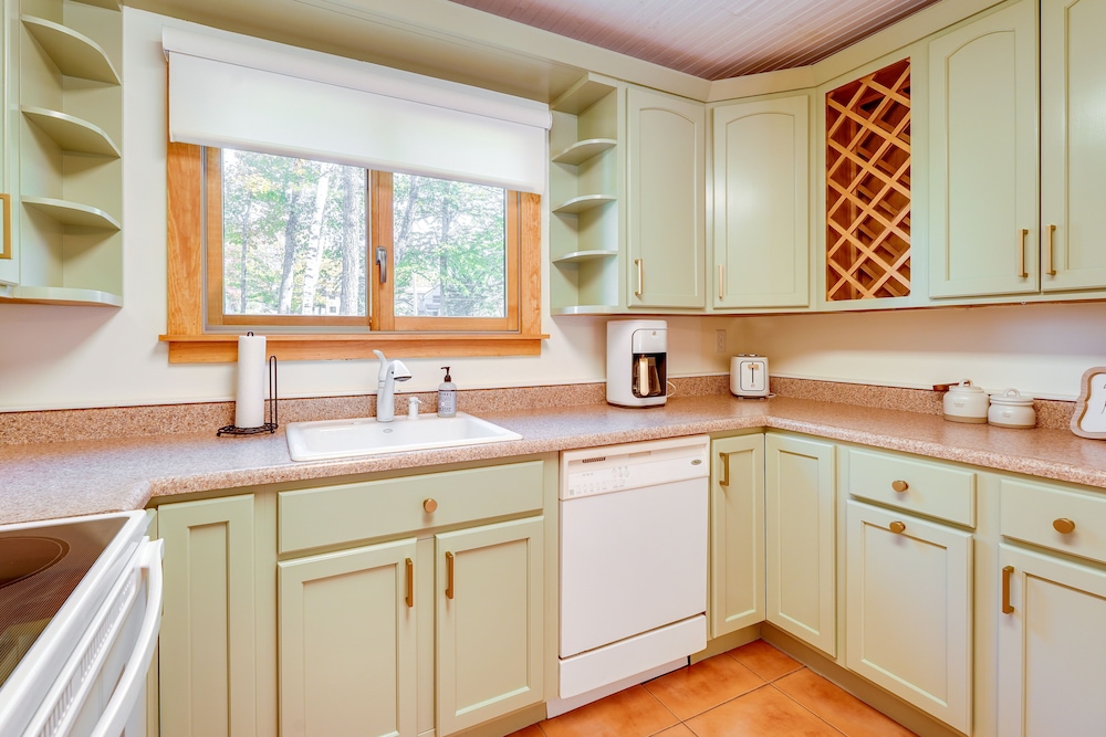 Modern Mountain Haven: 5 Mi to Mt Snow Slopes! view 3