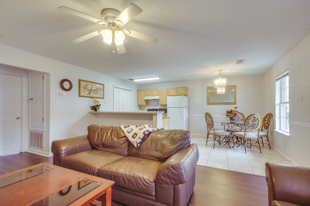Community Grills & Pool: Gautier Condo!
