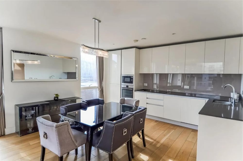 Luxury 3-bed Top Floor Penthouse in Brentford view 5