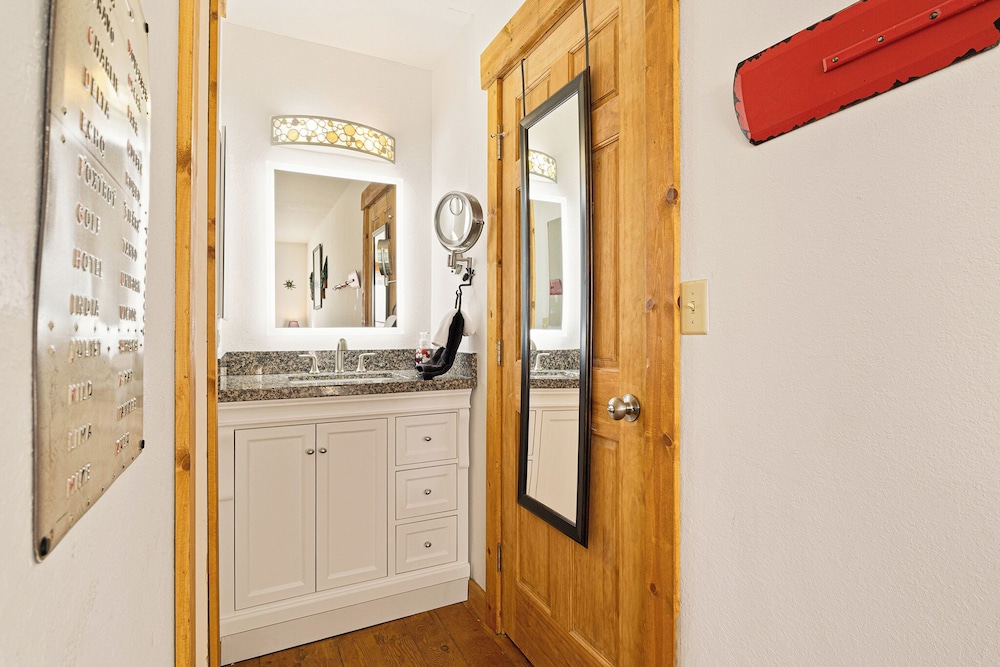 Sierra Pines Retreat Sleeps 6!