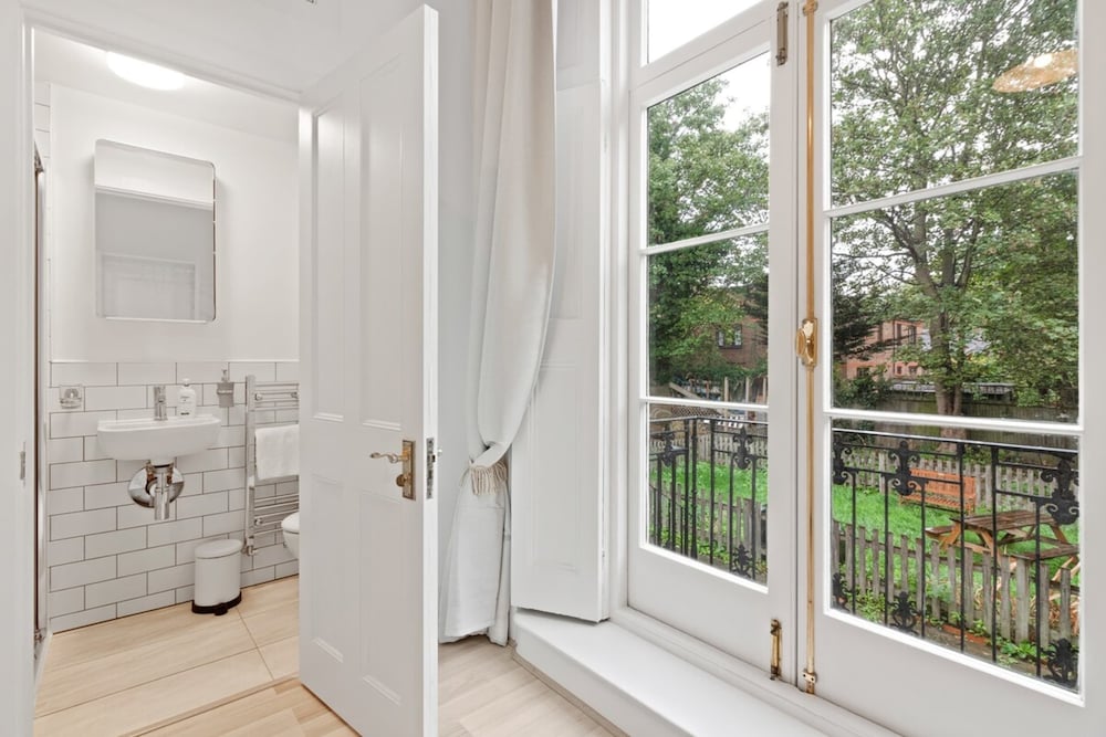 Refined, Light 1 Bed Apt w Balcony in Brixton