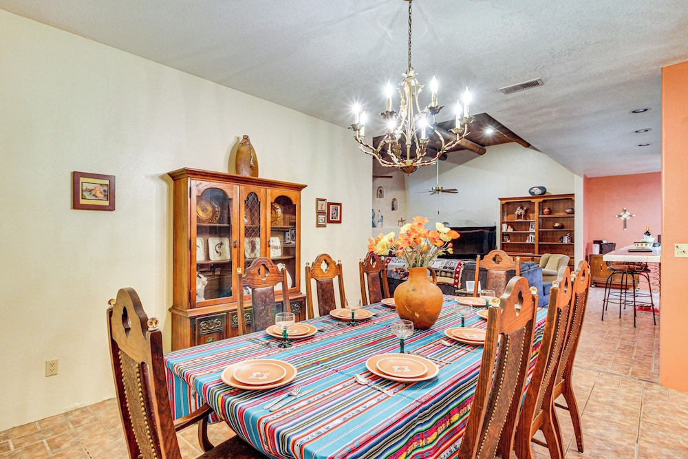 Stunning Sandia Mtn Views: Rio Rancho Retreat
