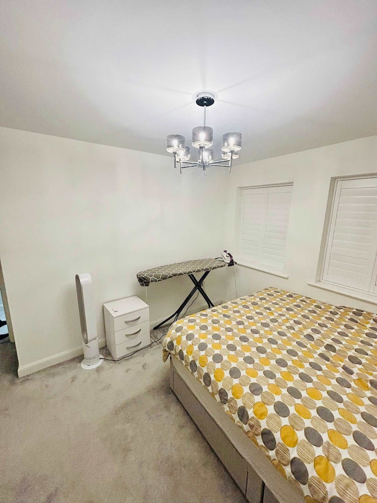 Luxurious Majestic 4 Bedroom- Free Parking