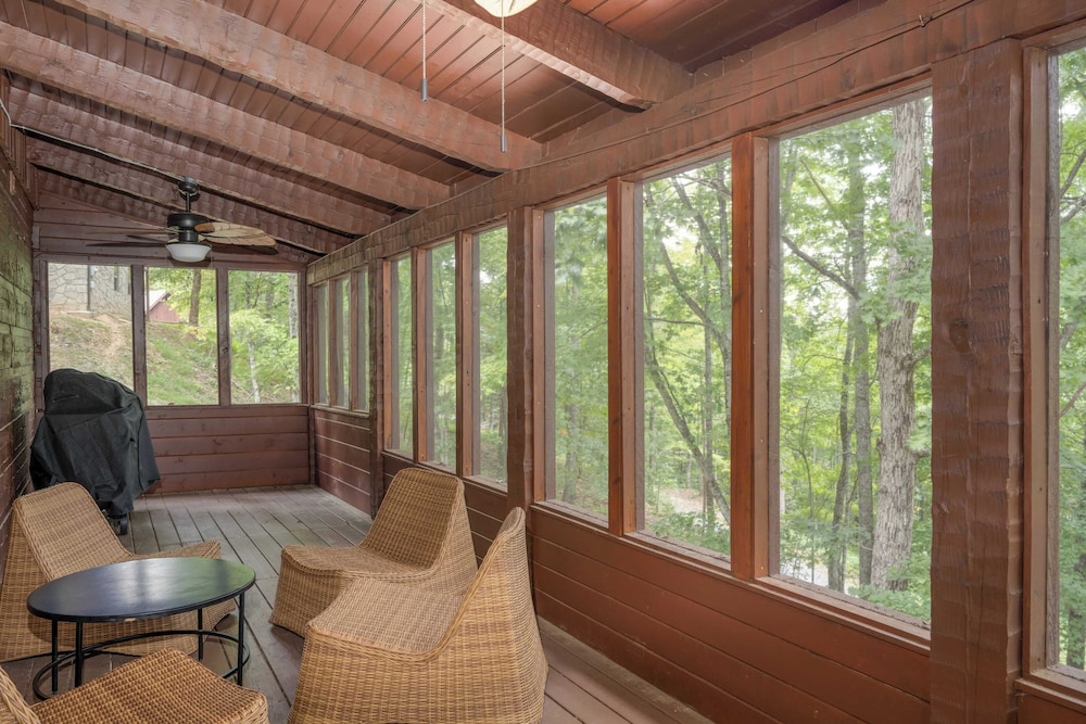 2 Cabins Game Room, Enclosed Porch, Hottub, Views Dudley I & II by Avantstay