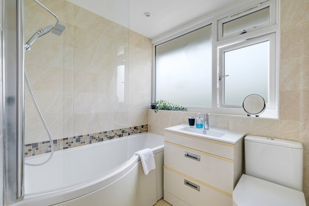 Elegant 5 Bed Home with Garden- Slough