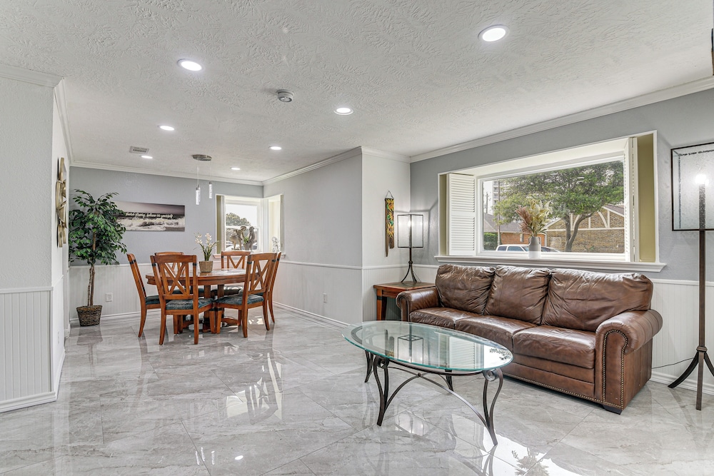 ~ 2 Blocks to Beach: Galveston Group Getaway!