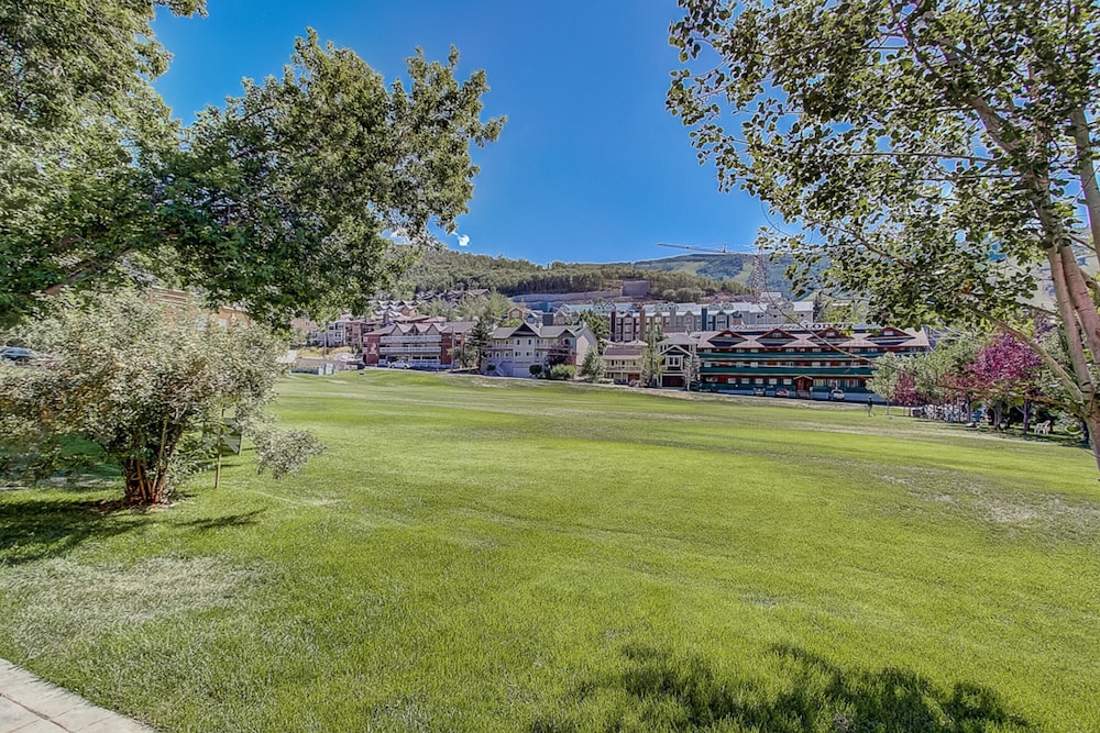 Park Ave Getaway by Avantstay Cozy Cottage Close to Main Street & Town Ski Lift view 3