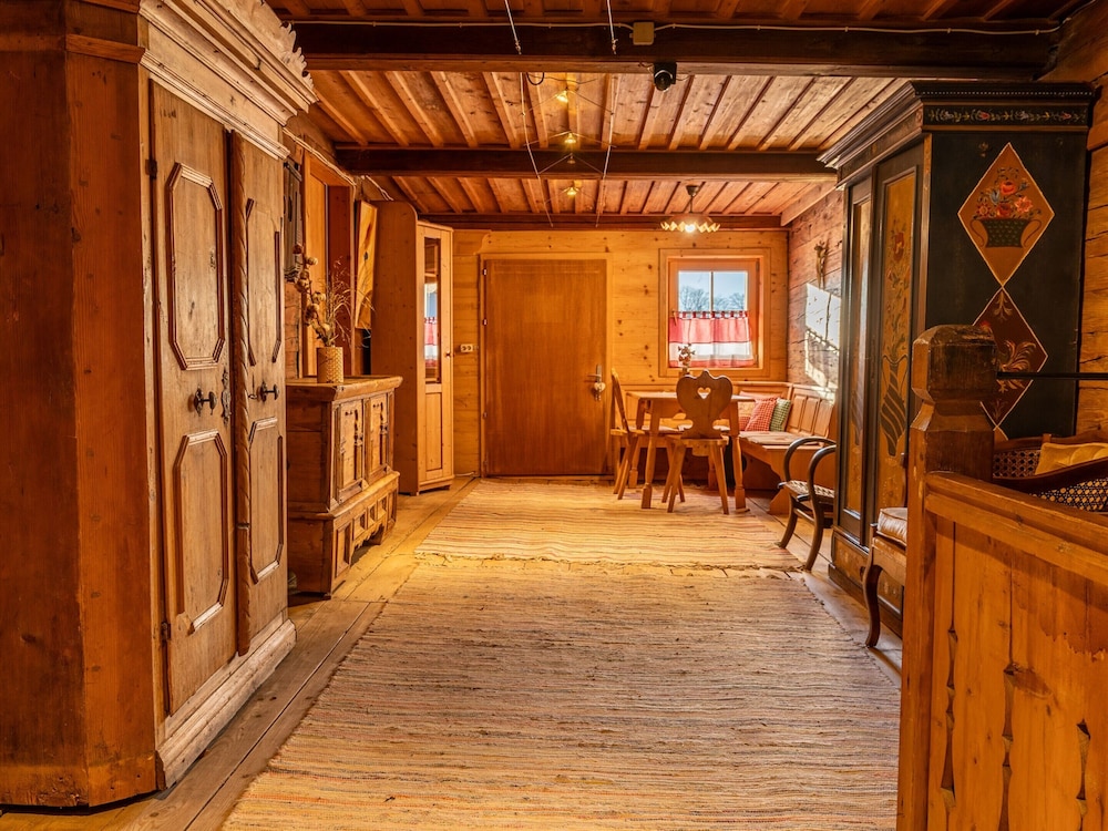 Historic Farmhouse: 200 Years old Meets new