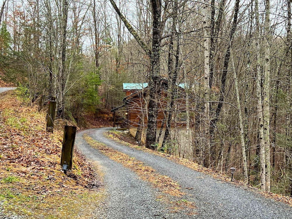 Hunter Hills Haven - Secluded Luxe Cabin Getaway With Mountain Views Spa Hot Tub Game Room