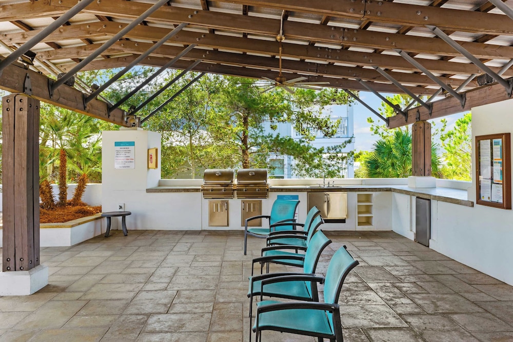 Back to the Beach by Avantstay with Pool Access