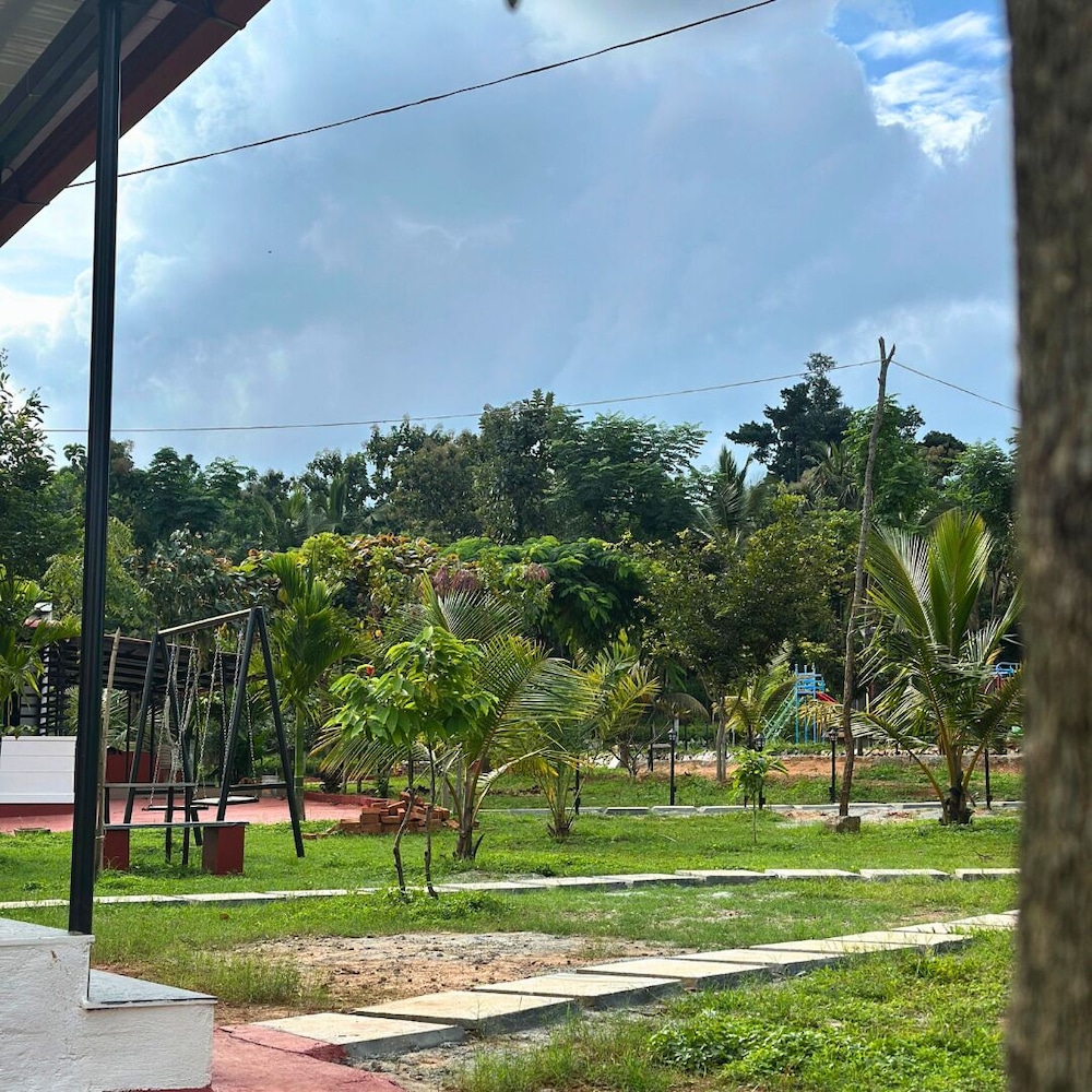 JUNGLE FARMS BY MAARK INN